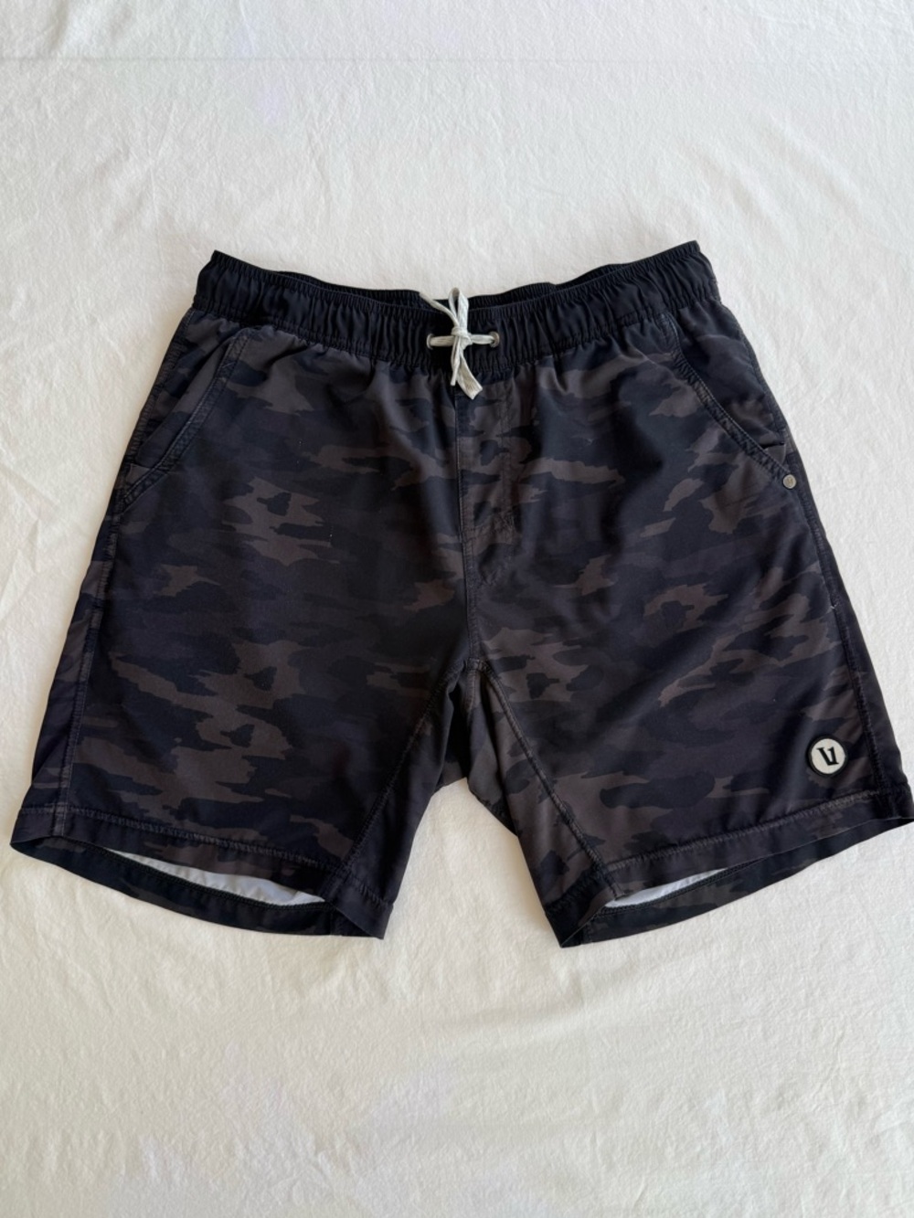 Vuori Shorts Kore Mens Medium Black Gray Camo Lined 7.5" Inseam V302